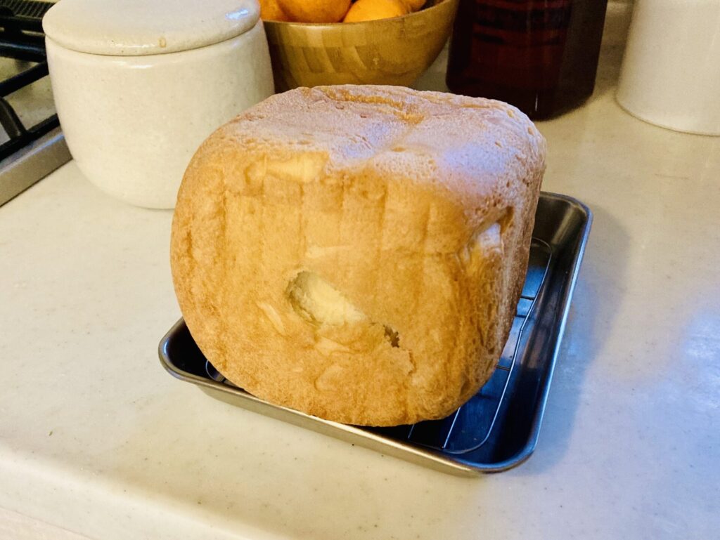 ホームベーカリーで焼いた食パンの底に開いた穴
