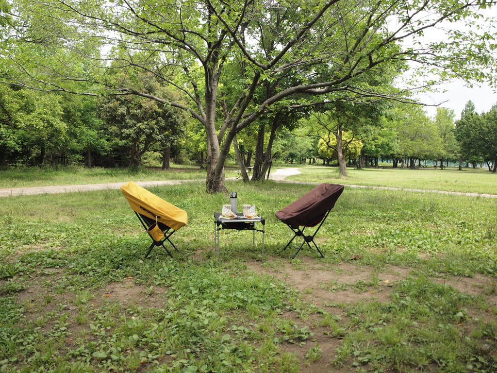 キャンプ用の椅子とテーブル