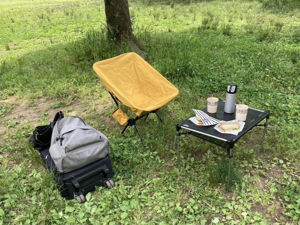 キャンプ用の椅子とテーブル