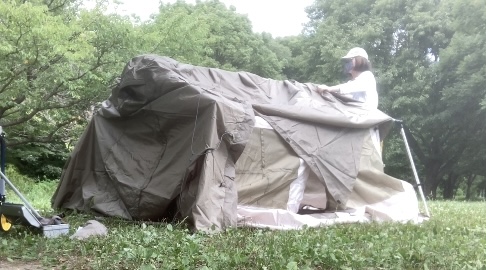 テントを設営しているところ
