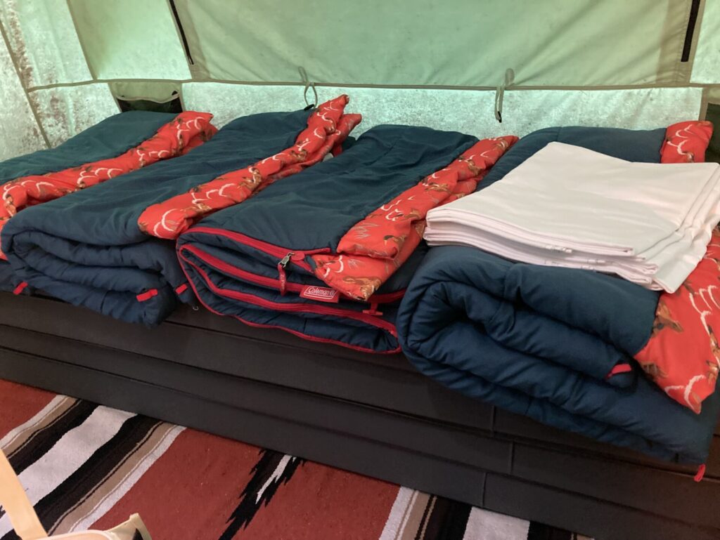 テント内の寝具
