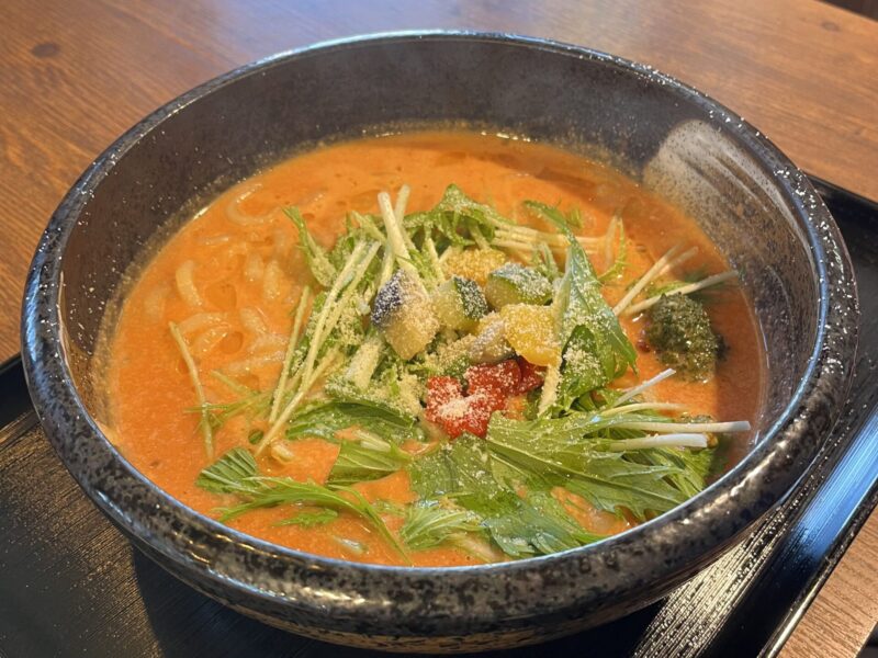 たっぷり野菜とエビの
トマトクリームうどん