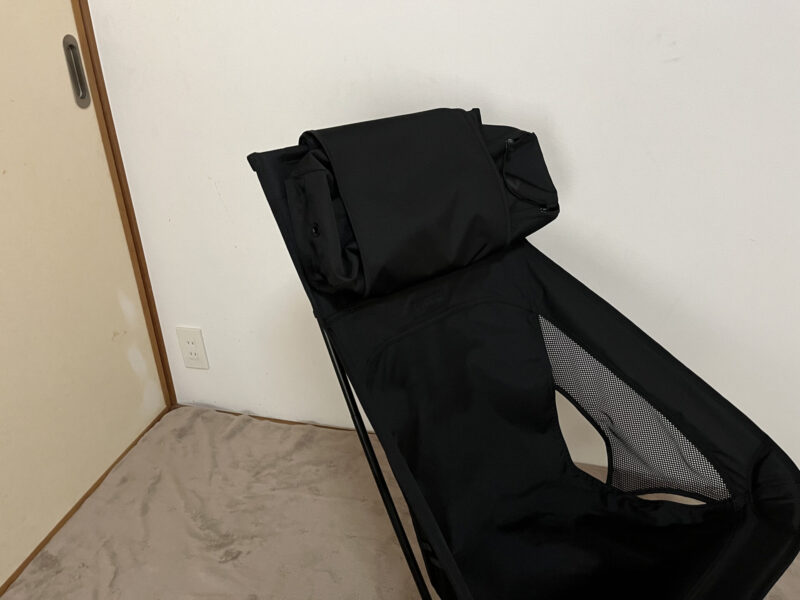 チェアワンハイバック(re)のスタッフバッグを枕にしたところ