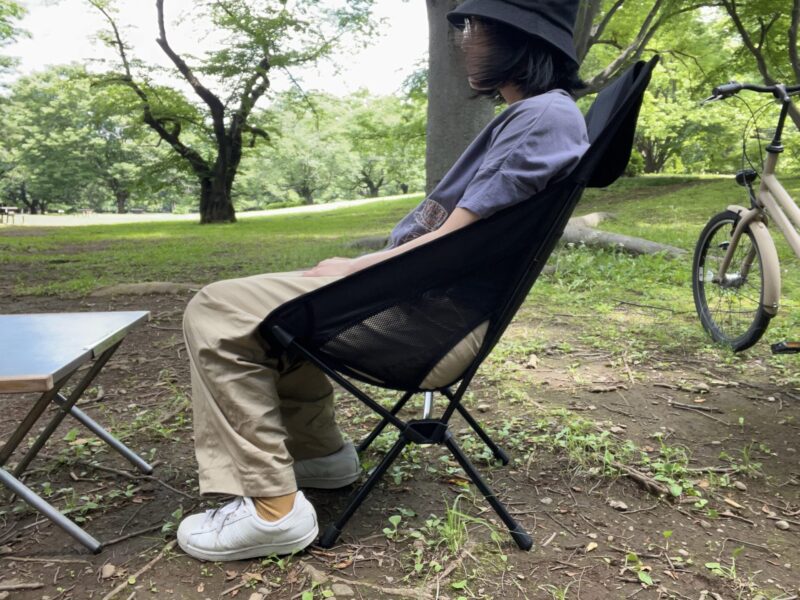 チェアワンハイバック(re)に女性が座った写真