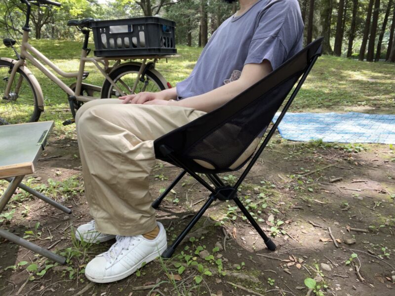 チェアワン(re)に女性が座ったところ