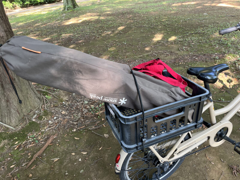スノーピーク ローチェア30を自転車に載せた写真