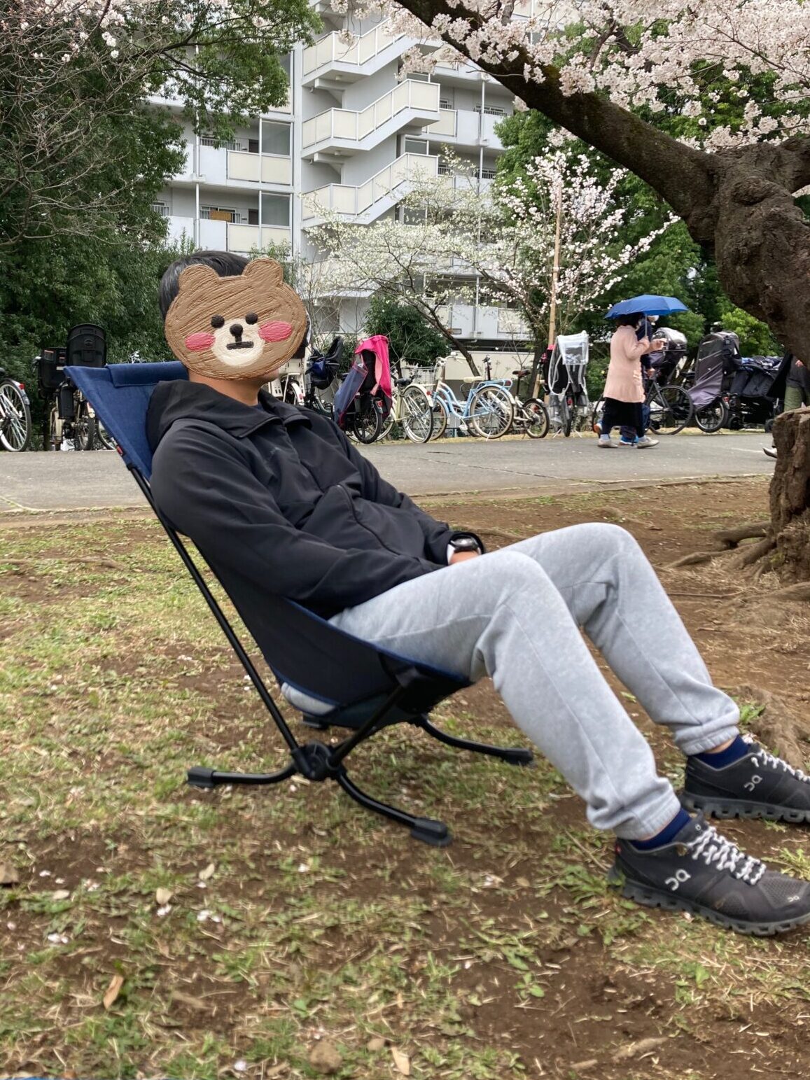 ビーチチェアに男性が座った写真