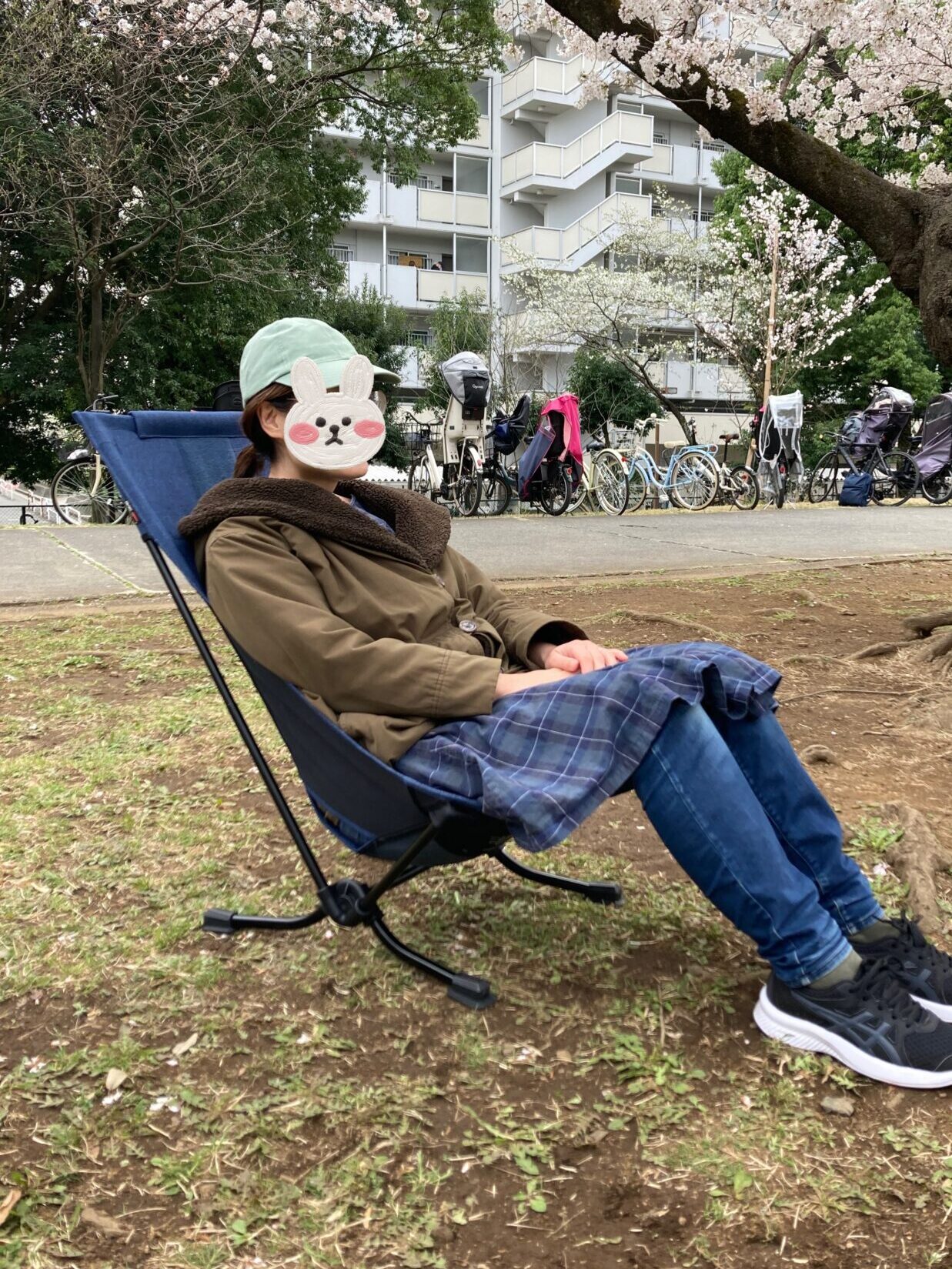 ビーチチェアに女性が座った写真