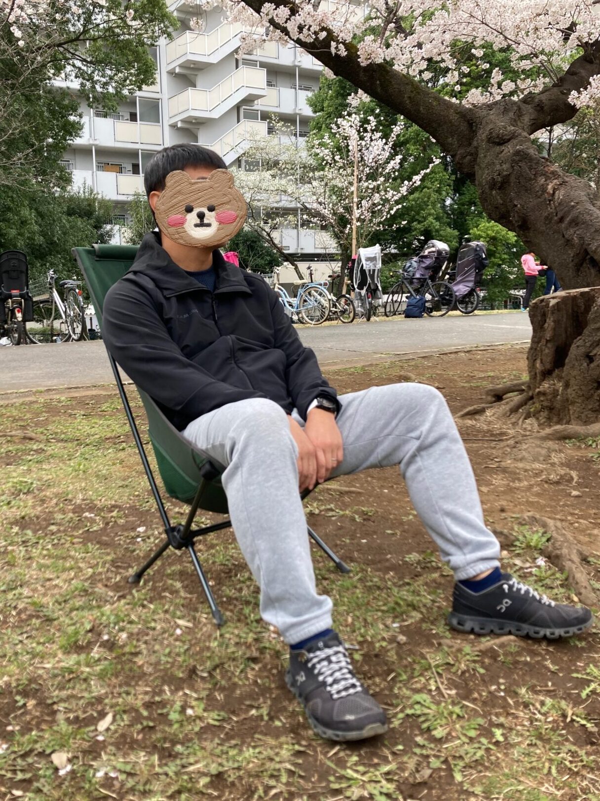 ヘリノックスチェアツーに座っている男性