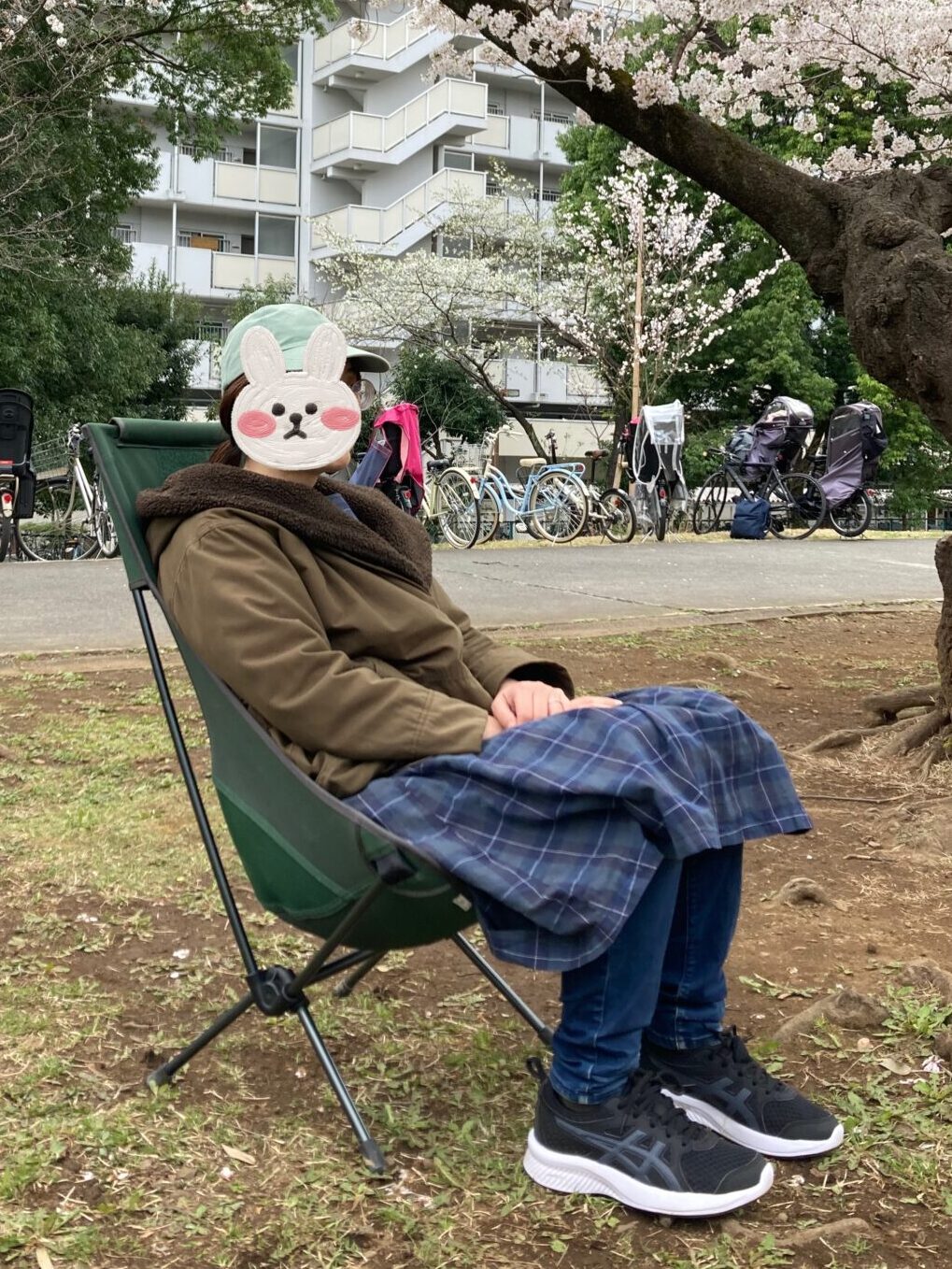 ヘリノックスチェアツーに座っている女性