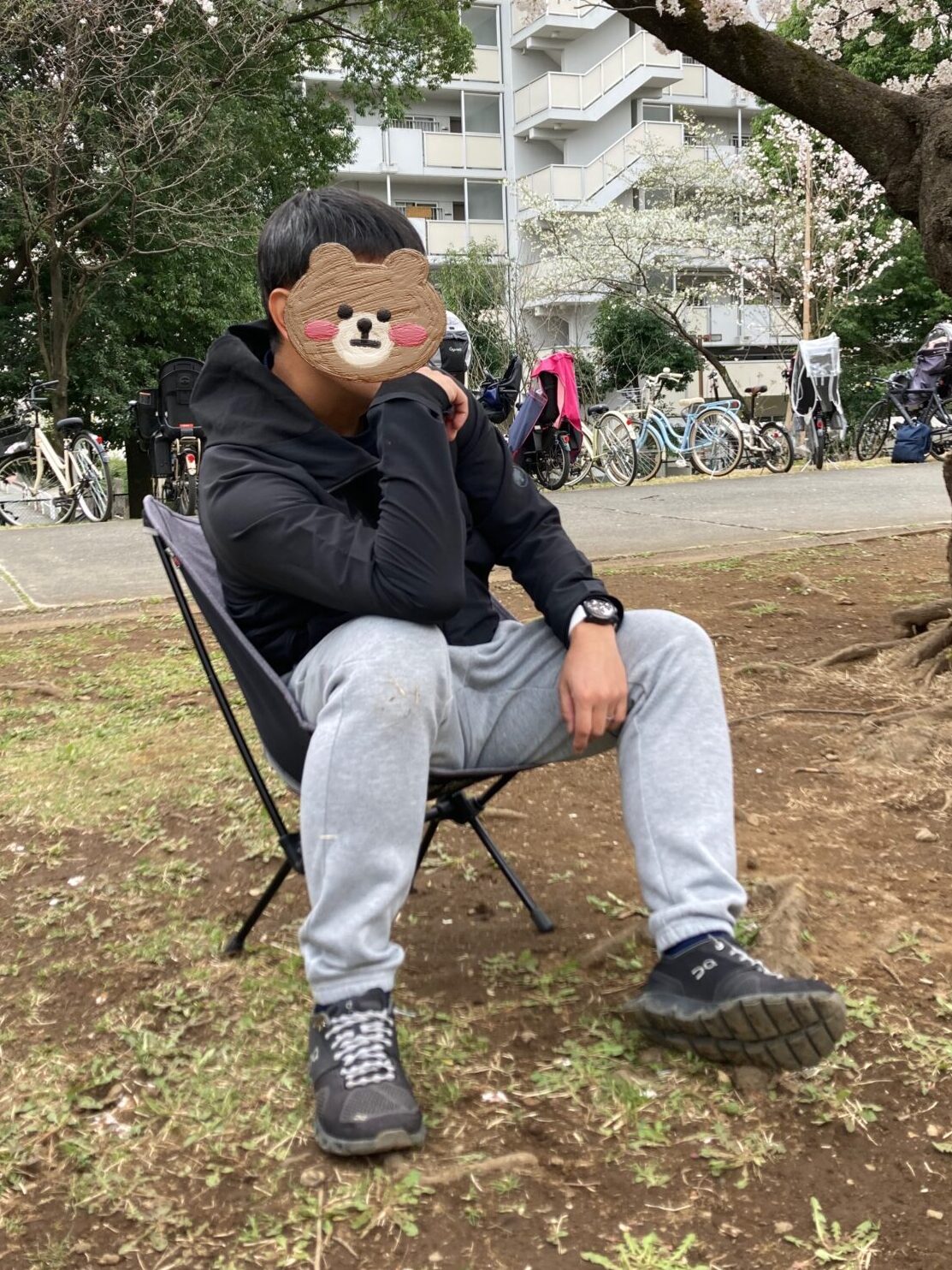 ヘリノックスチェアワンに男性が座った写真