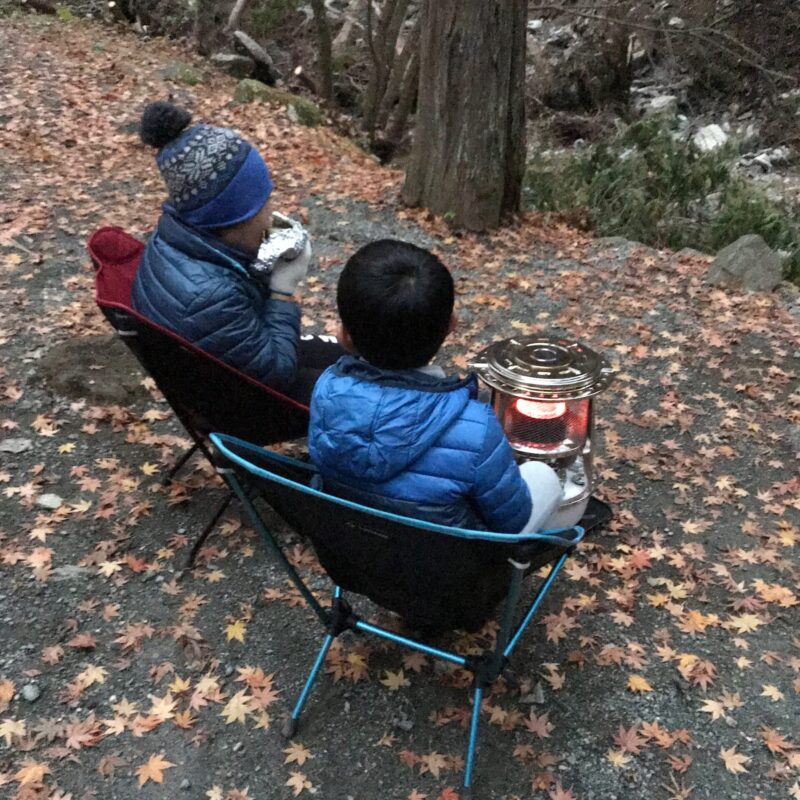 子供がチェアワンに座ったところ